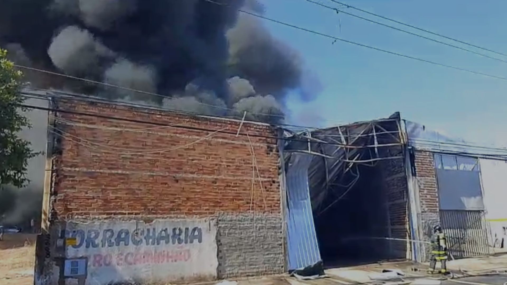 Incêndio de grande proporção destrói borracharia em Jales; vídeo 