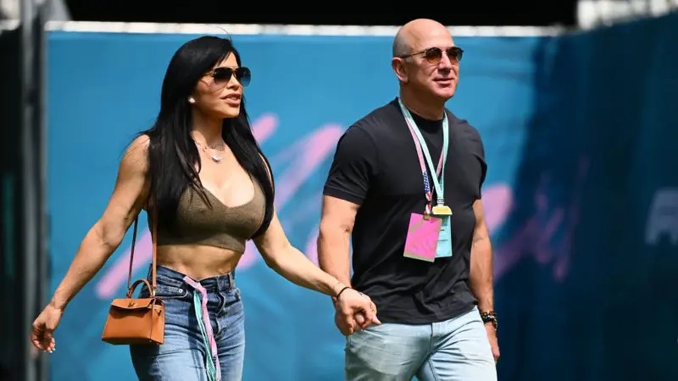Lauren Sánchez e Jeff Bezos caminham de mãos dadas durante um evento esportivo em Miami (EUA), em 2024 — Foto: Getty Images
