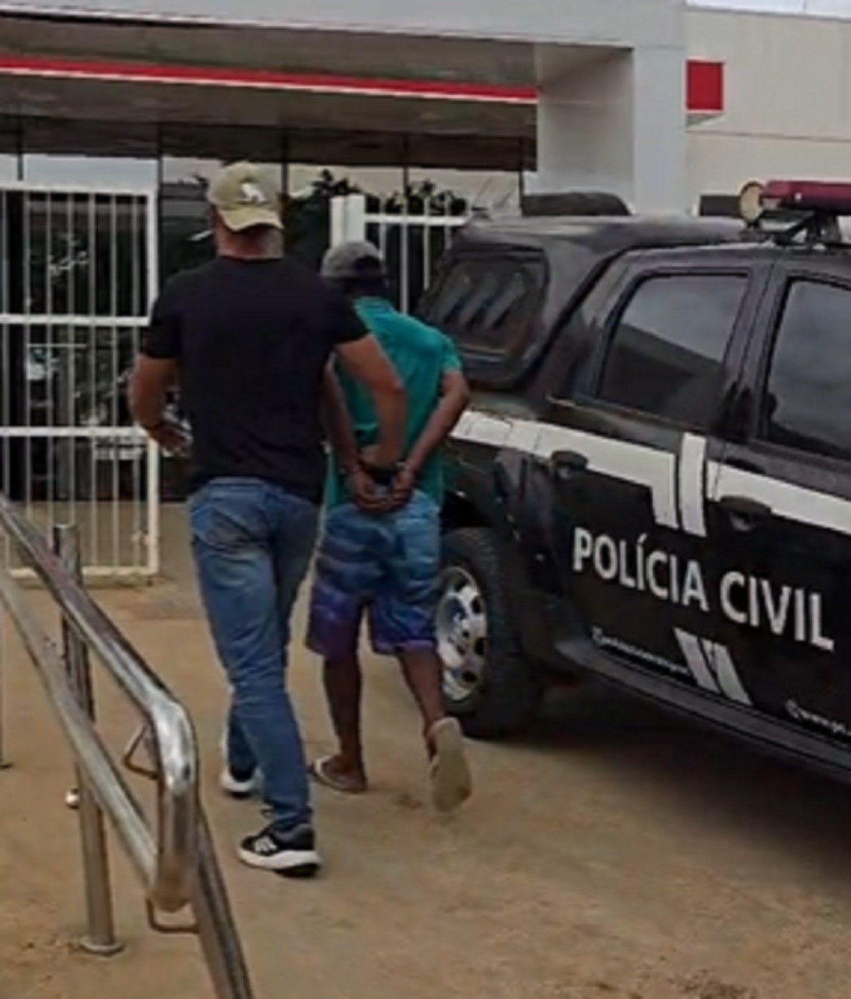 Jovem é preso suspeito de roubar mãe e atear fogo na casa dela em Coité do Nóia, no interior de AL