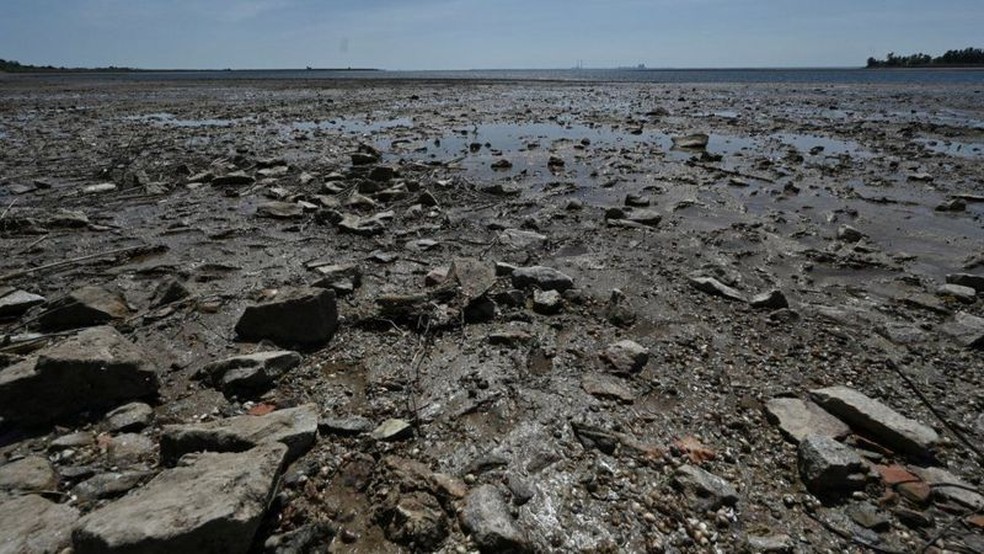 Guerra na Ucrânia: imagens de satélite mostram seca em um dos maiores reservatórios da Europa após ataque — Foto: Reuters