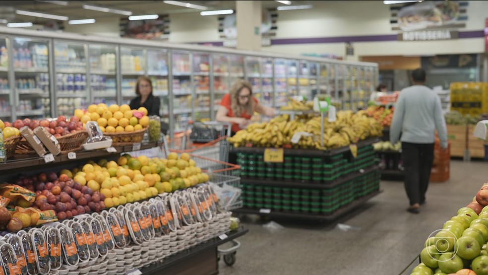 Governo zera tributos sobre cesta básica e reduz impostos de importação para tentar conter inflação dos alimentos — Foto: Jornal Nacional/ Reprodução