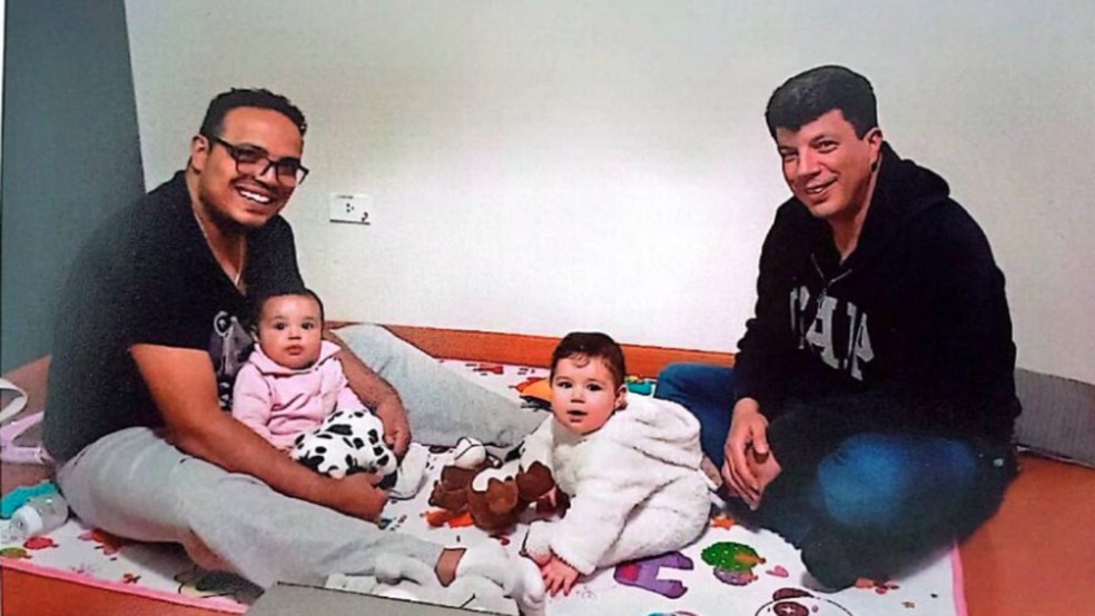 Primas Eloá e Clara, com os pais Bruno Henrique Rodrigues e Marcelo Cury Marcondes — Foto: Arquivo pessoal