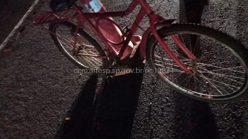 1 de 1
Ciclista morre atropelado na SP-333, em Guarant&atilde; (SP), na noite de domingo (21) &mdash; Foto: Artesp/Divulga&ccedil;&atilde;o