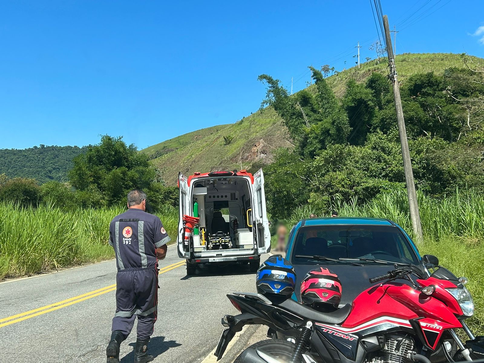 Motociclista sofre fratura exposta ao se envolver em acidente com carro na RJ-155