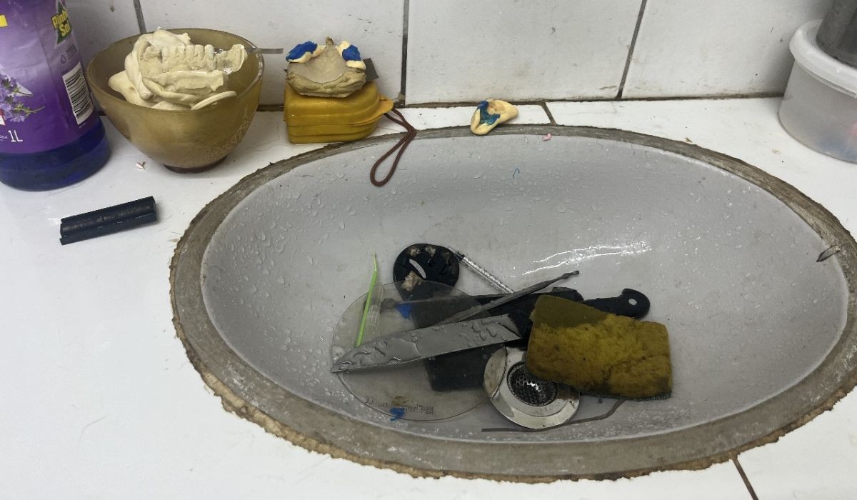 Clínica odontológica clandestina é interditada em Campinas; imóvel tinha dejetos de animais e utensílios sem esterilização