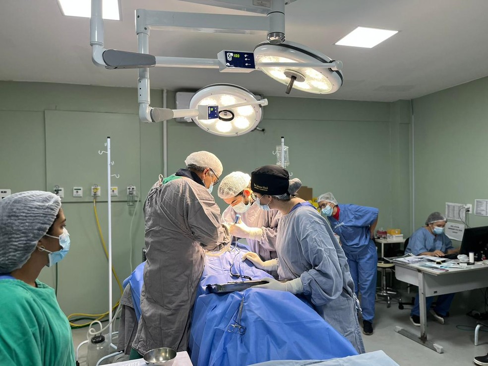Médicos do Hospital da Polícia Militar durante cirurgia — Foto: Ascom Sesapi