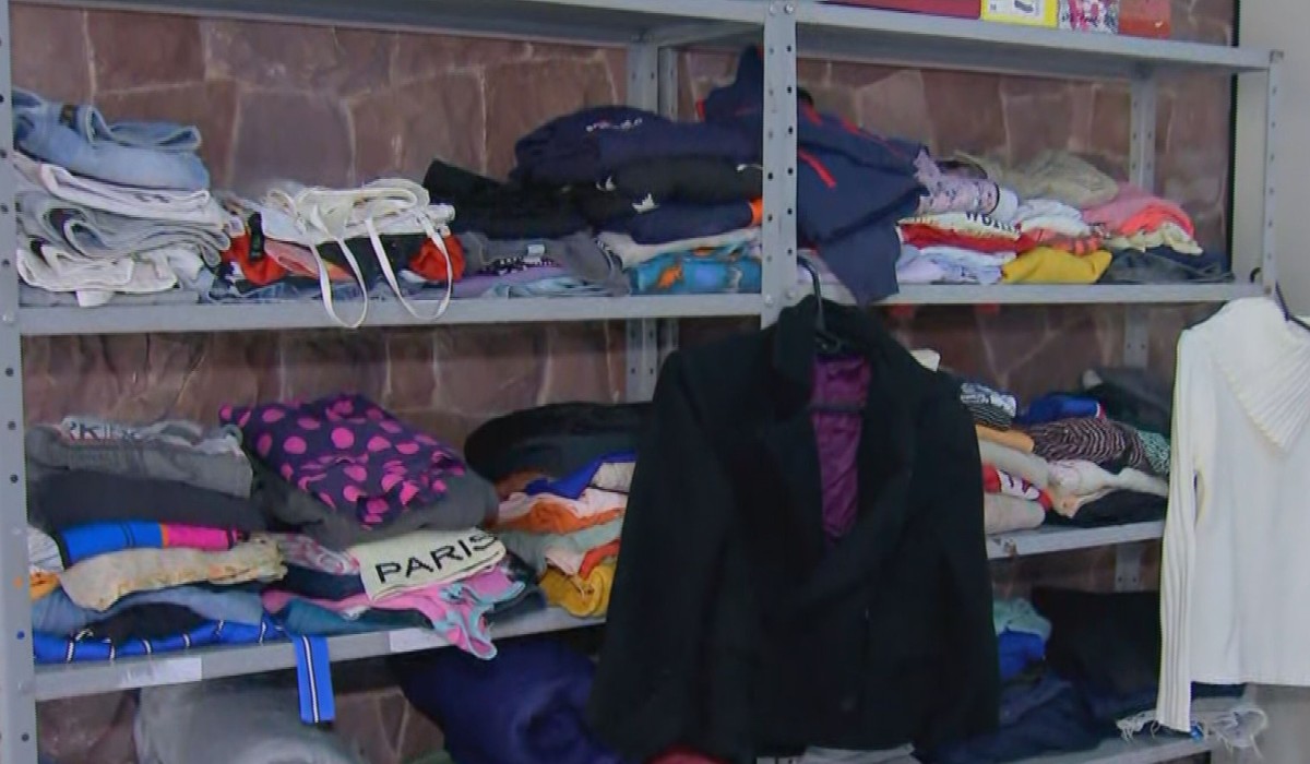 'Estante Solidária' ajuda população a enfrentar o frio com doações de roupas e cobertores em Marília 