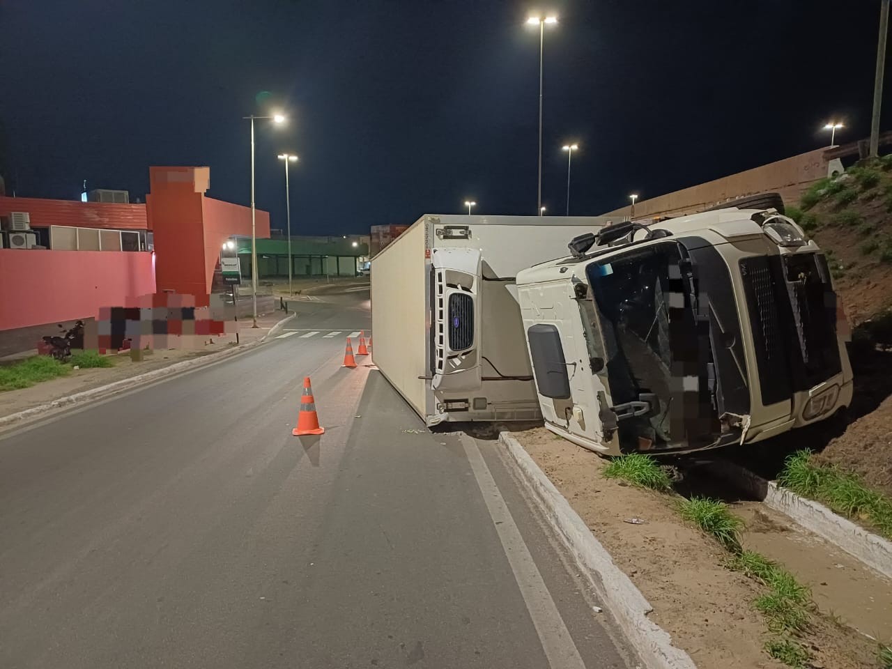 Caminhão tomba no acesso à Ponte Presidente Dutra em Petrolina