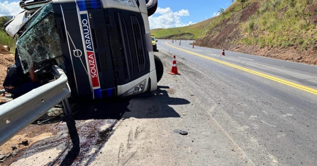 Carreta com contêineres carregados de café tomba na BR-116 