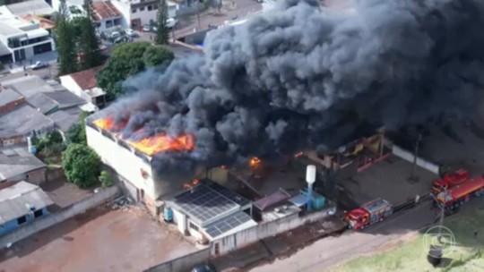 Fábrica de embalagens pega fogo em Cascavel, PR - Programa: Jornal Hoje 