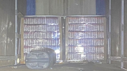 Carga com mais de 7 mil latas de energético desviada do RS é recuperada pela polícia em Uberaba