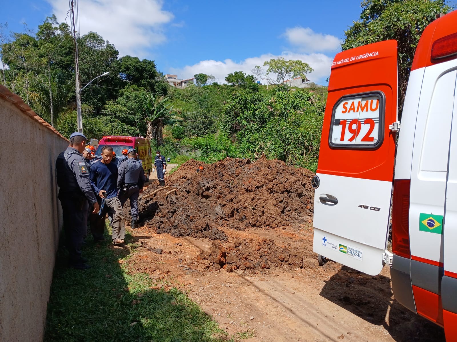Homem é soterrado ao tentar conter vazamento em chácara de Santa Isabel