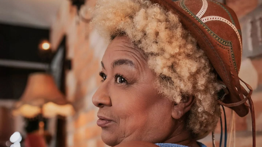 Mãe de Emicida, Dona Jacira tem força e legado eternizados na obra do rapper - Ao morrer aos 60 anos, escritora permanece como referência nos versos do artista que criou sozinha.