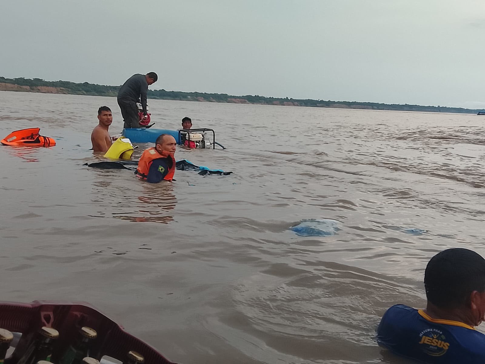 Canoa naufraga no Rio Solimões, em Tabatinga; nove pessoas são resgatadas sem ferimentos