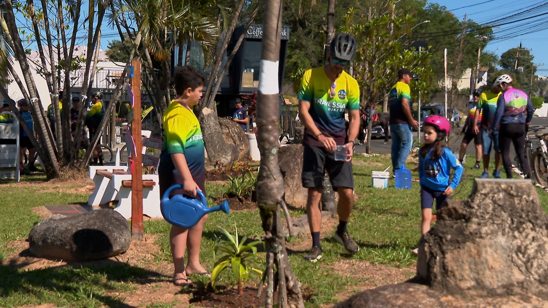 Abandonada após morte, praça ganha vida nova pelas mãos de ciclistas no interior de SP