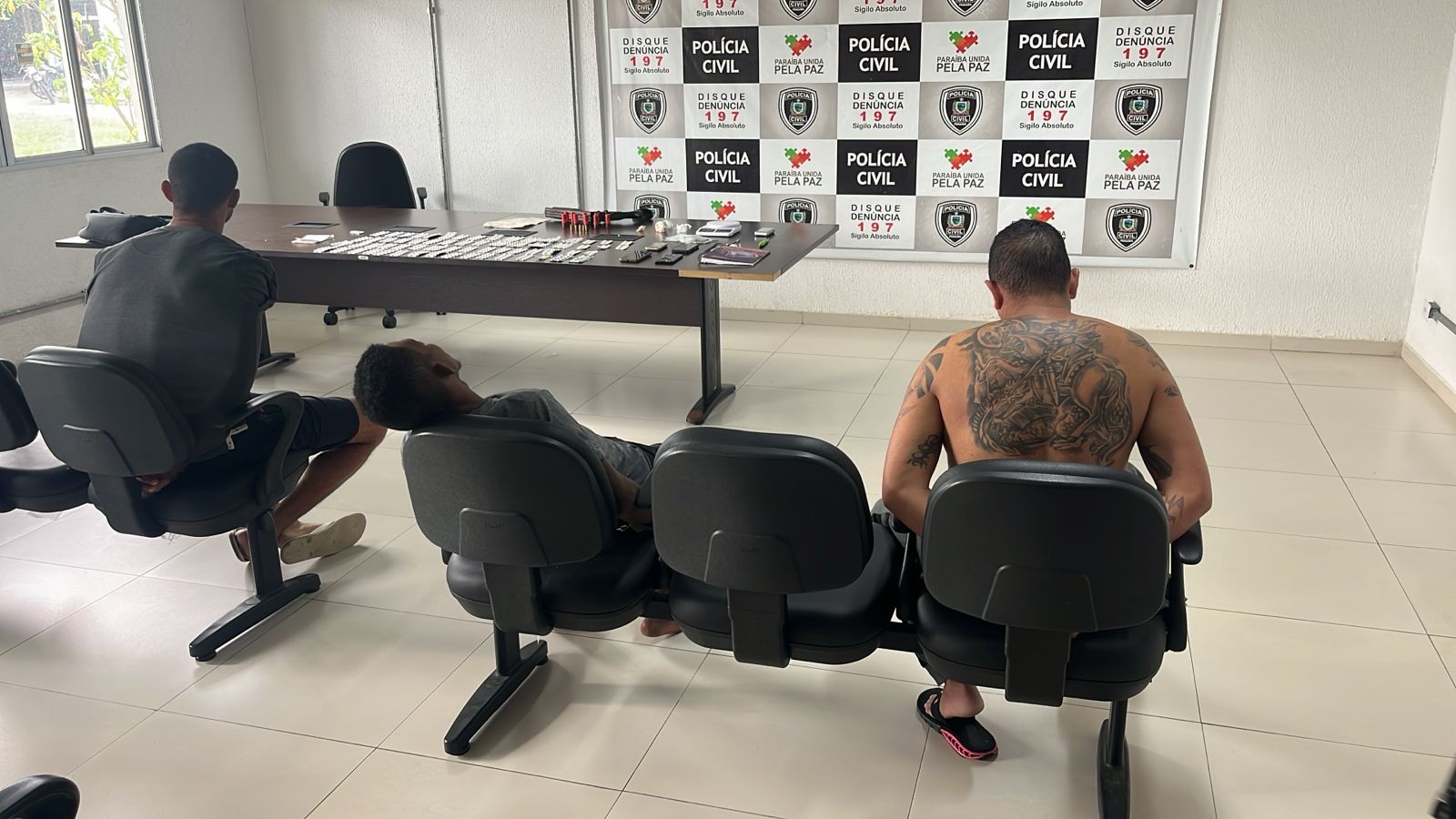 Suspeitos de tráfico de drogas e homicídio são presos durante operação, em Cabedelo