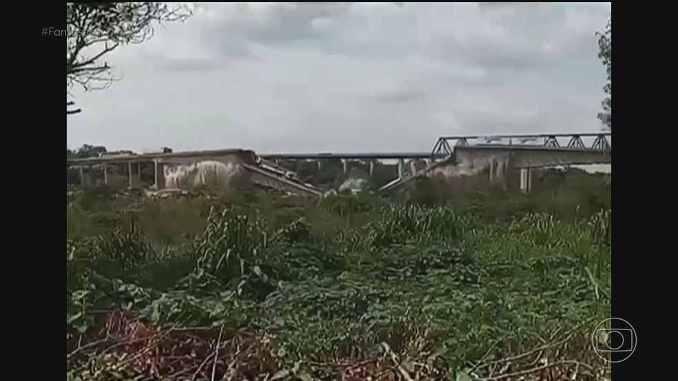 Imagem mostra veículos que caíram com ponte que ruiu entre o Tocantins e Maranhão — Foto: Reprodução