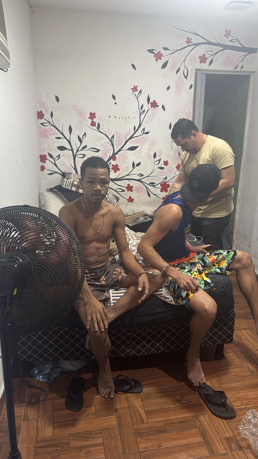 Polícia prende suspeitos de aplicar 'Boa Noite, Cinderela' após marcarem encontro em app