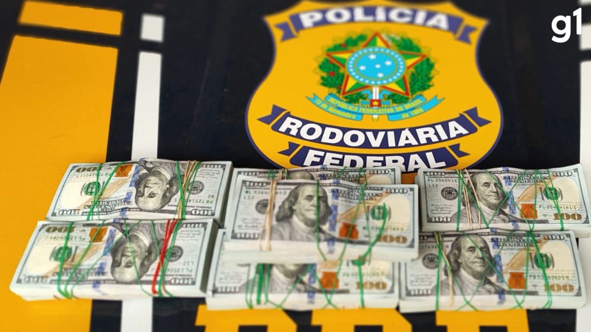 VÍDEO: Casal é preso pela PRF com 140 mil dólares escondidos em compartimento de carro no RS