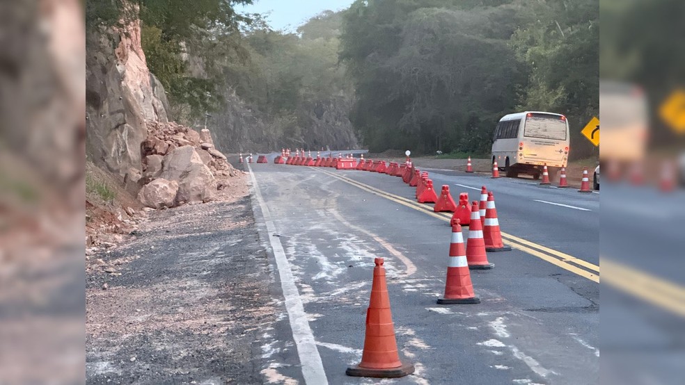 Rodovia BR-153 segue com trânsito parcialmente interditado após deslizamento em Marília — Foto: João Belarmino/TV TEM