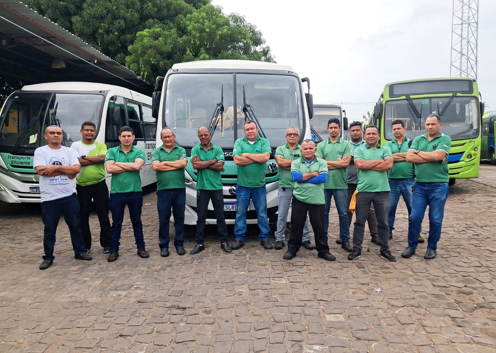 Motoristas e cobradores de ônibus paralisam atividades na Zona Sudeste de Teresina e cobram pagamentos