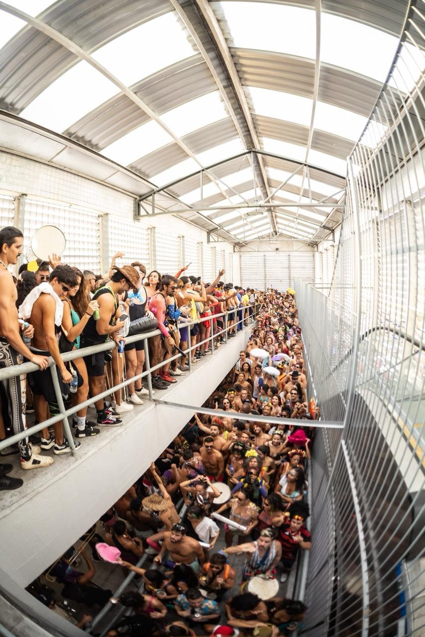 Bloco Caxias Water Planet leva milhares de foliões da Central até a Baixada Fluminense