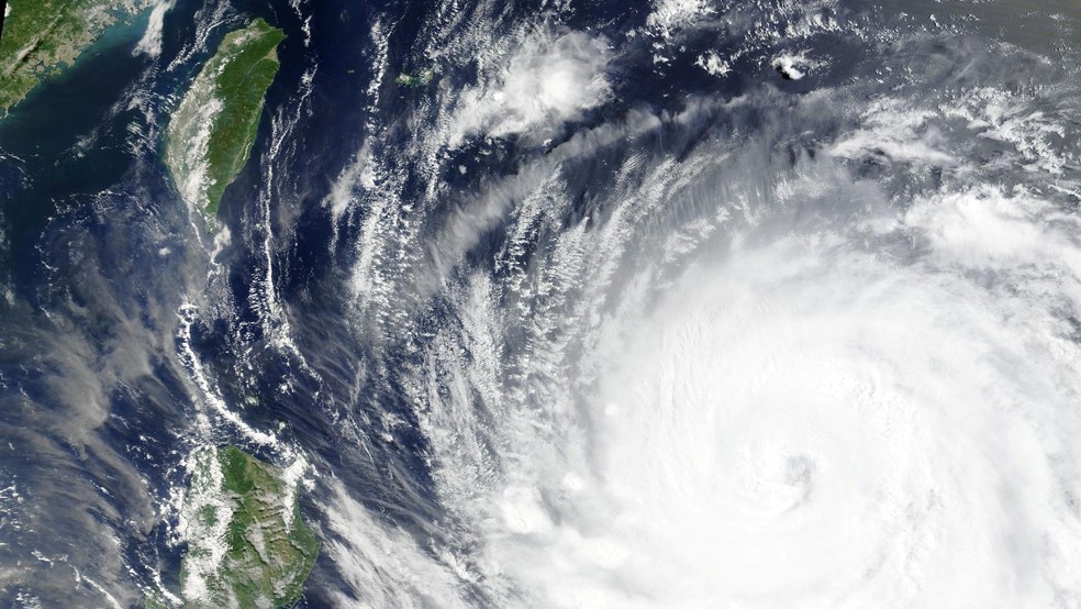 Uma imagem de satélite mostra o tufão Bavi enquanto ele se desloca pelo Oceano Pacífico, em 9 de julho de 2026. — Foto: NASA WORLDVIEW via REUTERS