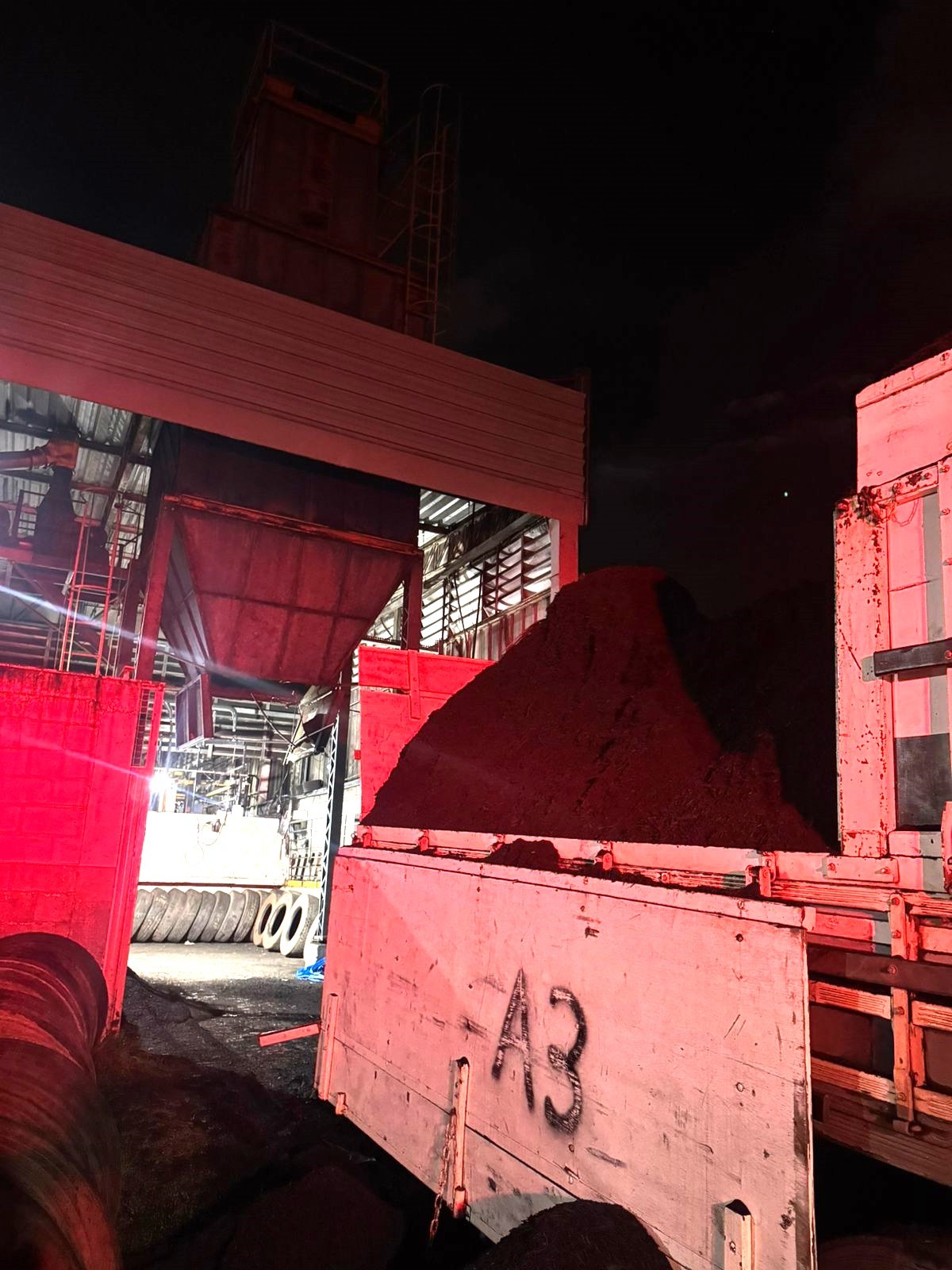 Trabalhador morre soterrado por borracha triturada em silo na BR-040