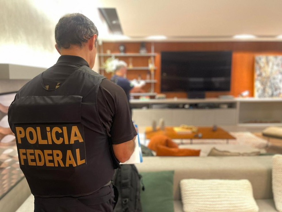 PF e Receita Federal fazem operação contra servidores públicos suspeito de contrabandear, desviar e revender mercadorias apreendidas no RS — Foto: Polícia Federal/Divulgação