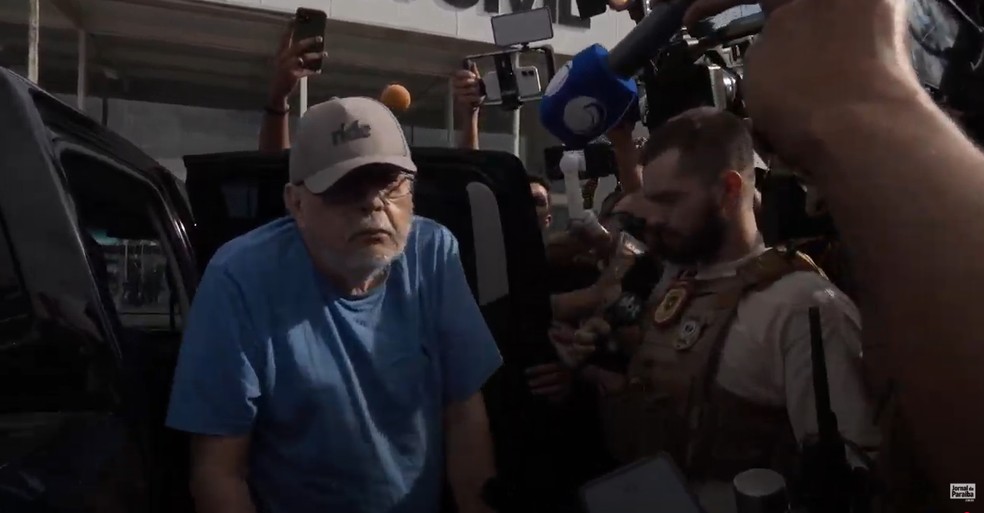 Fernando Cunha Lima é preso e levado para a Central de Polícia, em João Pessoa — Foto: Reprodução/Jornal da Paraíba