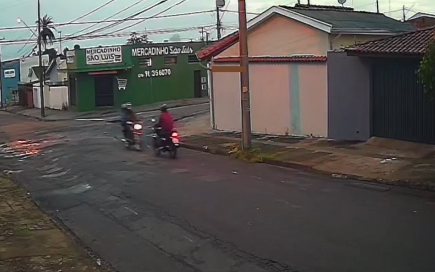 Motos batem de frente, e motociclista fica em estado grave em Franca, SP; VÍDEO