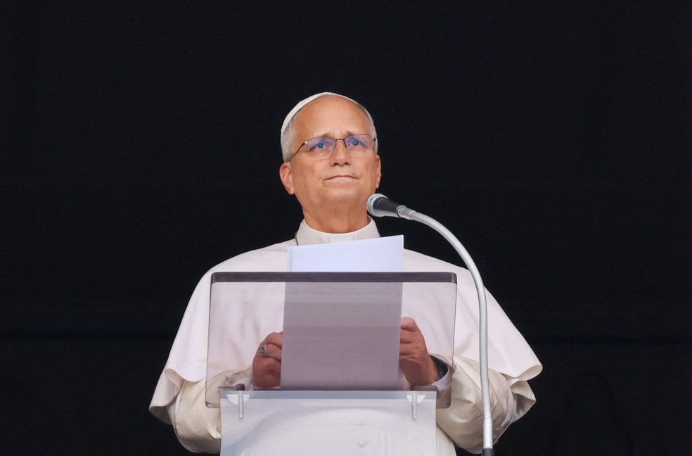 Papa Leão conduz o Angelus no Vaticano após receber alta no hospital — Foto: Yara Nardi/Reuters
