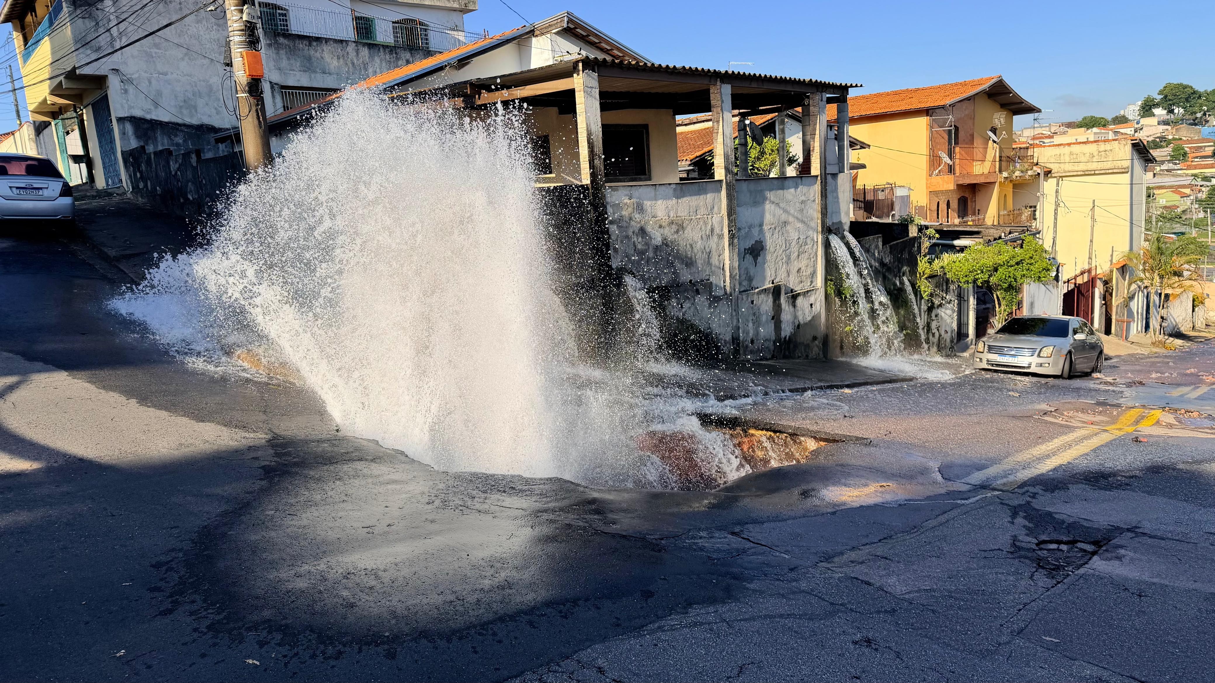 VÍDEO: cano estoura, abre buraco em rua e provoca vazamento de água em São José dos Campos, SP