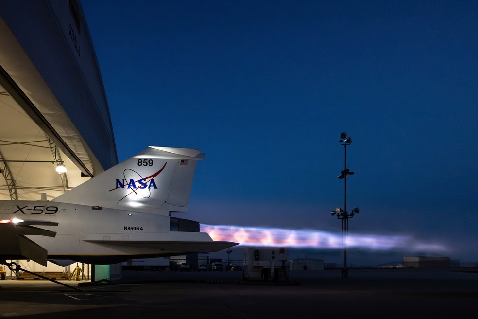 Motor do X-59 ilumina o céu durante teste noturno na Califórnia. — Foto: Lockheed Martin/Gary Tice