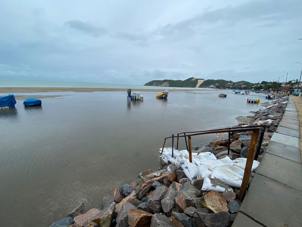 Alagamento na faixa de areia alargada da praia de Ponta Negra, na Zona Sul de Natal — Foto: Pedro Trindade/Inter TV Cabugi