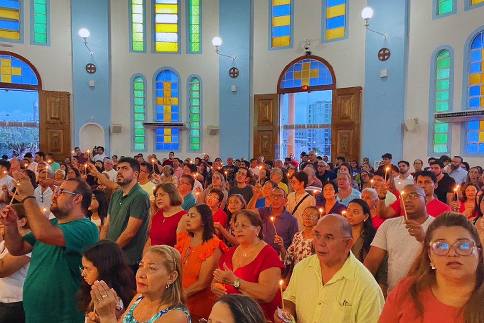 Igreja reúne fiéis do bairro. — Foto: Matheus Castro/g1