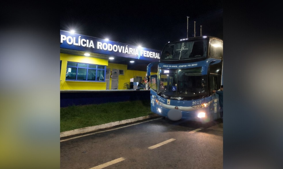 Passageiro passa a mão em mulher sentada ao seu lado e é preso durante viagem de ônibus na BR-050 