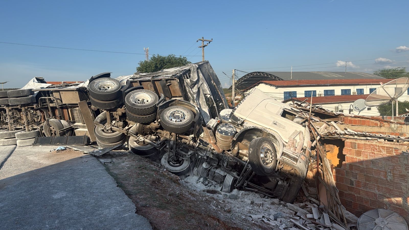 Carreta com gesso tomba, atinge carro, destrói casa e comércios, e deixa feridos, no Ceará