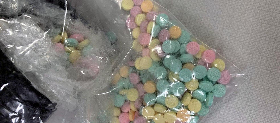 Entenda os riscos do fentanil arco-íris, droga em forma de pílulas  coloridas