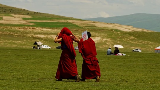 Por dentro do monastério de monges tibetanos que tentam resistir à China - A BBC conversou com tibetanos no momento em que seu líder espiritual exilado, o Dalai Lama, completa 90 anos.