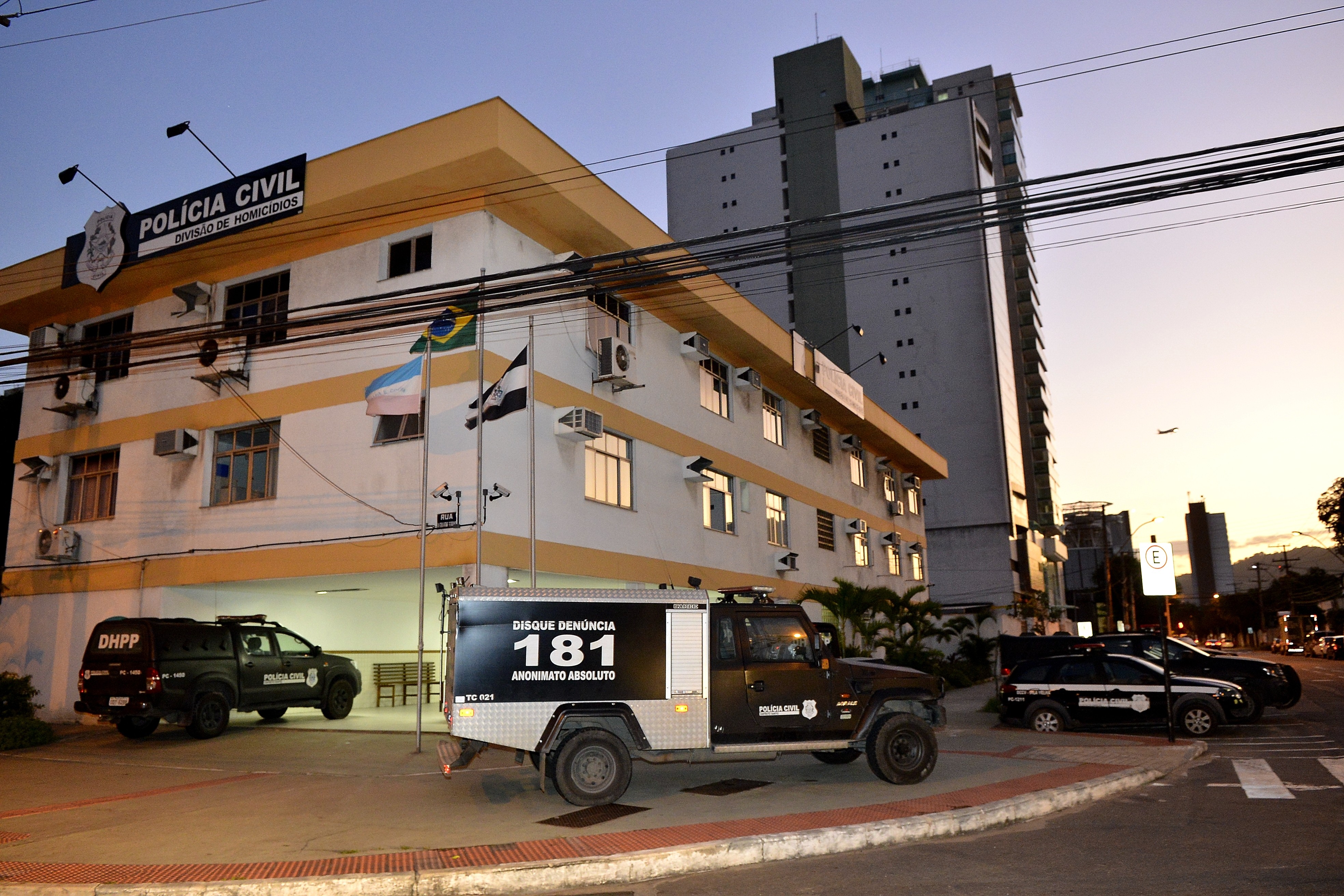 Homem é encontrado morto com três tiros na Serra; família suspeita do marido da mulher com quem a vítima tinha relacionamento