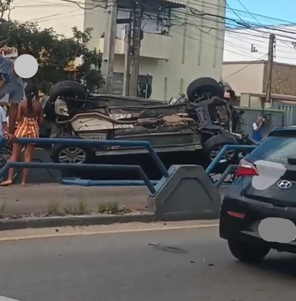 Capotamento deixa dois homens feridos na Avenida 28 de Março, em Campos