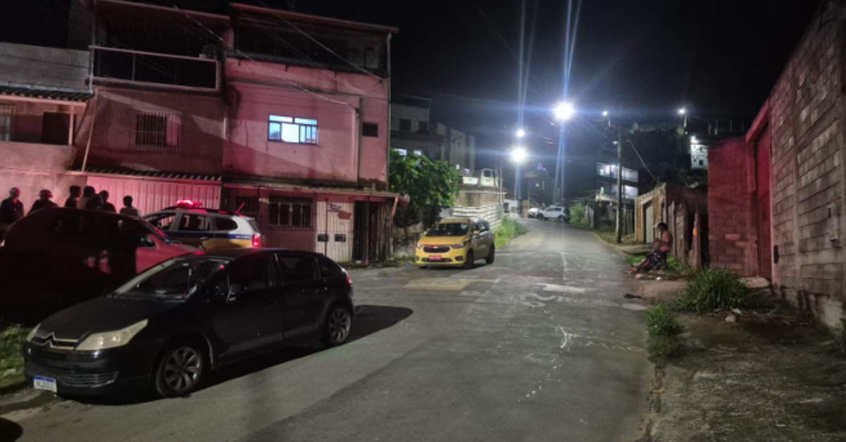 Adolescentes são atropelados por motociclista em Juiz de Fora; moradores dizem que ele fazia 'grau'