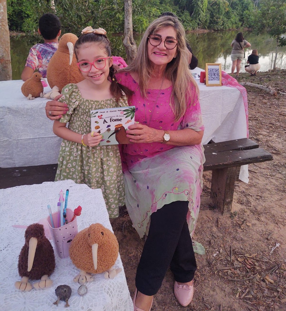 A neuropsicóloga, Vanderly Onorato, foi prestigiar o lançamento o livro de Laura — Foto: Arquivo pessoal