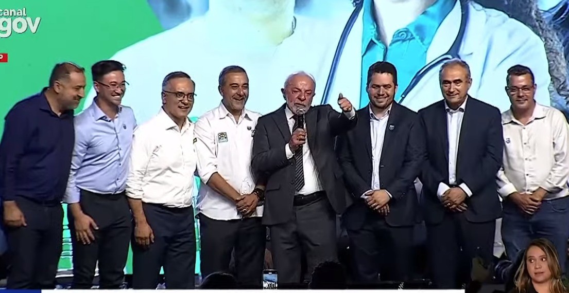 Em Mauá, Lula posa para fotos com prefeitos do PL e brinca: 'Presidente do partido vai bater neles'