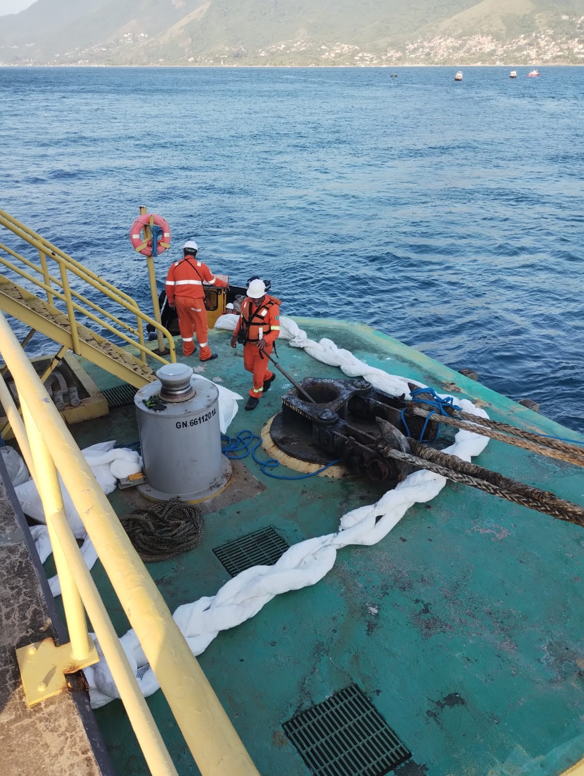Operação entre dois navios causa vazamento de óleo no mar em São Sebastião, SP