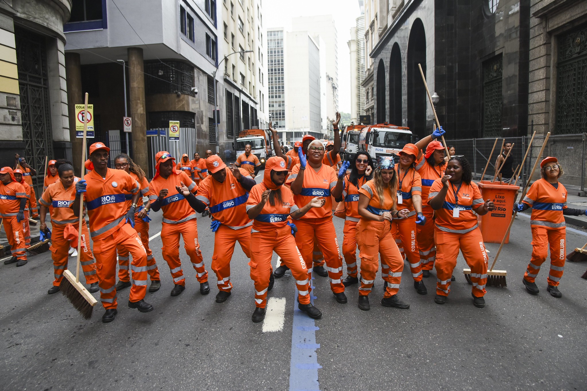 Após desfiles da série Ouro, Comlurb recolhe mais de 67 toneladas de lixo na Sapucaí 