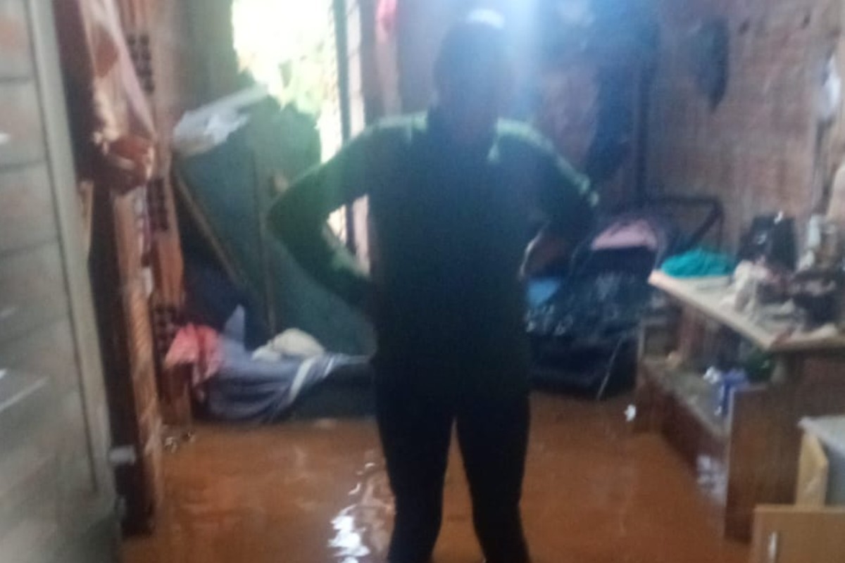 Chuva forte alaga ruas e deixa famílias desalojadas em Caarapó 