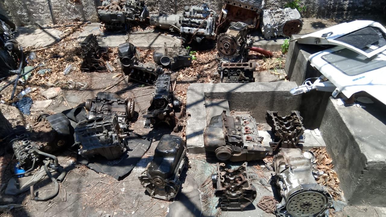 Desmanches clandestinos em sucatas são fechados e três homens são presos na Grande Fortaleza