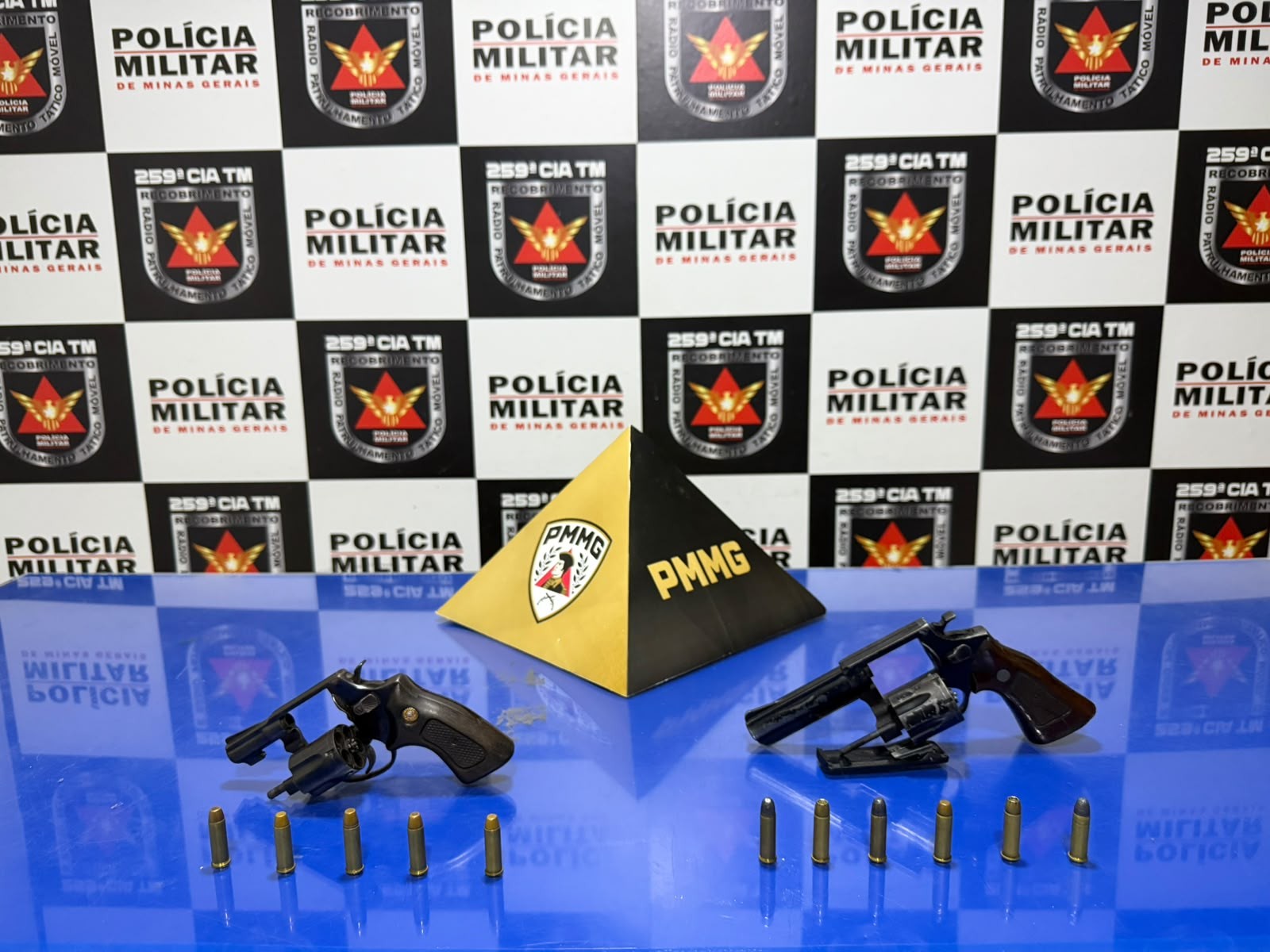 Dois homens são presos com revólveres e munições na orla de Pirapora
